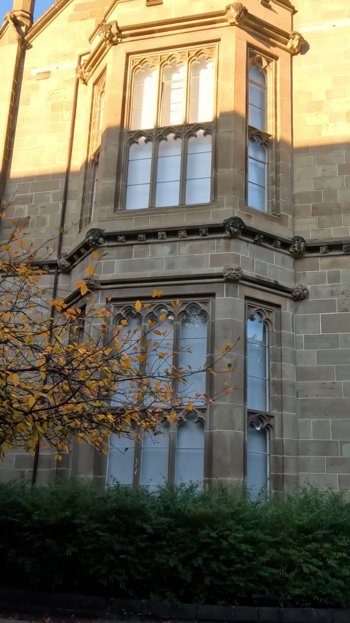 Edificio histórico con árboles y luz solar