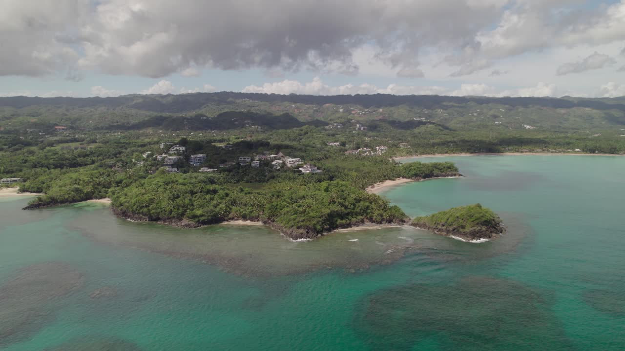 vista en órbita de la playa escondida playa tropical en las terrenas, república dominicana