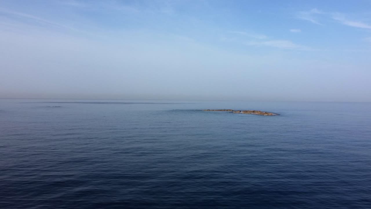 아치지브 국립 공원에서 물로 둘러싸인 작은 섬을 보여주는 공중 사진