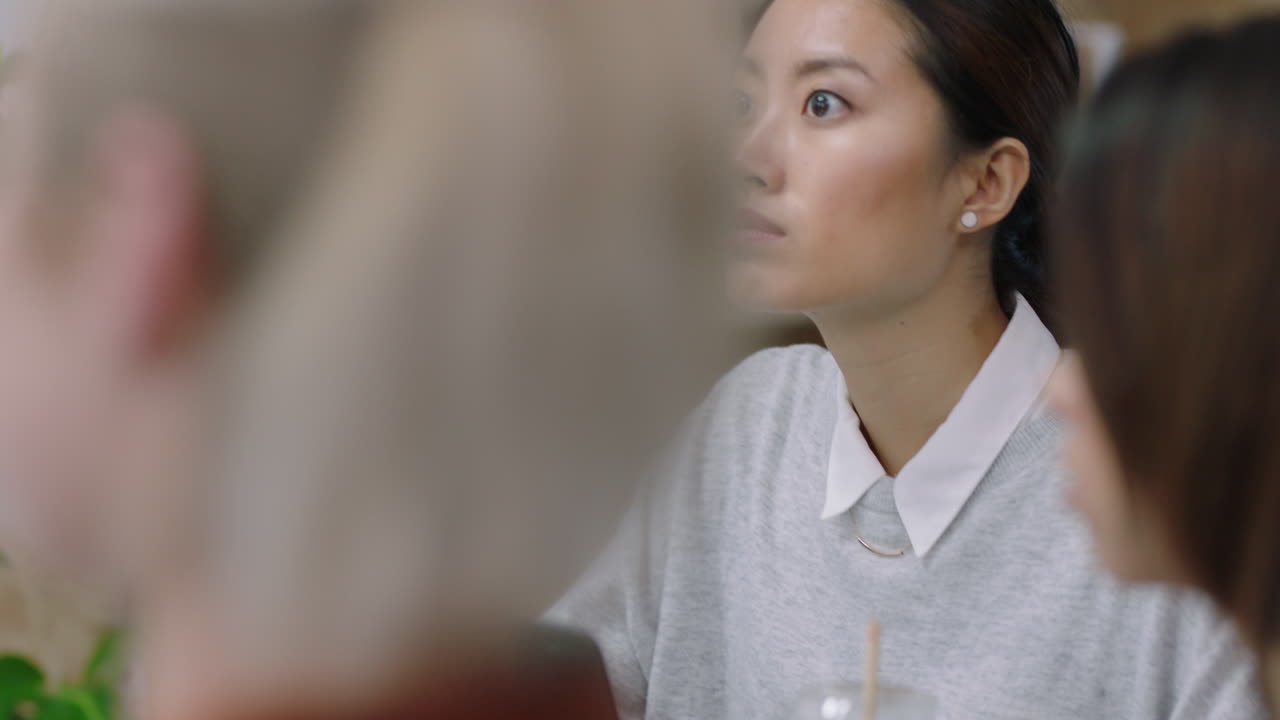 reunión de un equipo corporativo multiétnico mujer de negocios asiática compartiendo ideas discutiendo la estrategia de marketing de la empresa nueva en la presentación de gestión de la oficina