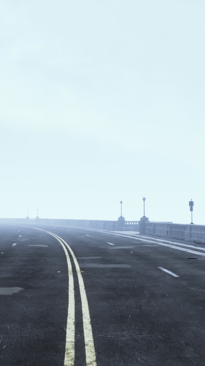 비어있는 안개가 많은 고속도로 전망