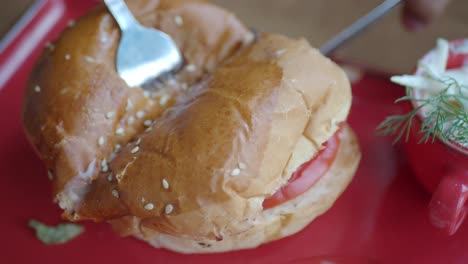 un primer plano de una deliciosa hamburguesa.