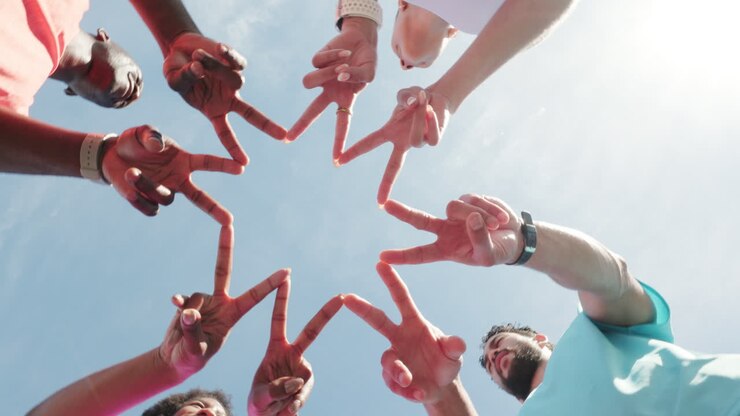 Grupo diverso de amigos formando una estrella con signos de paz