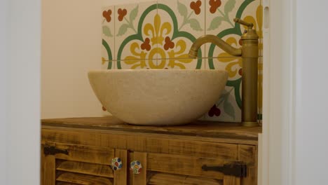 lenta fotografía reveladora de un baño de diseño antiguo con lavabo en un gabinete