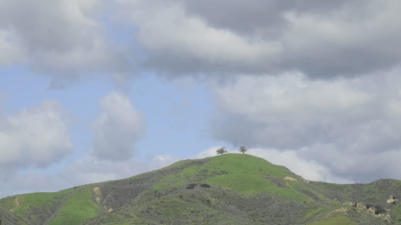 벤추라 캘리포니아 위의 두 그루의 나무 위로 발달하는 폭풍의 시간 경과