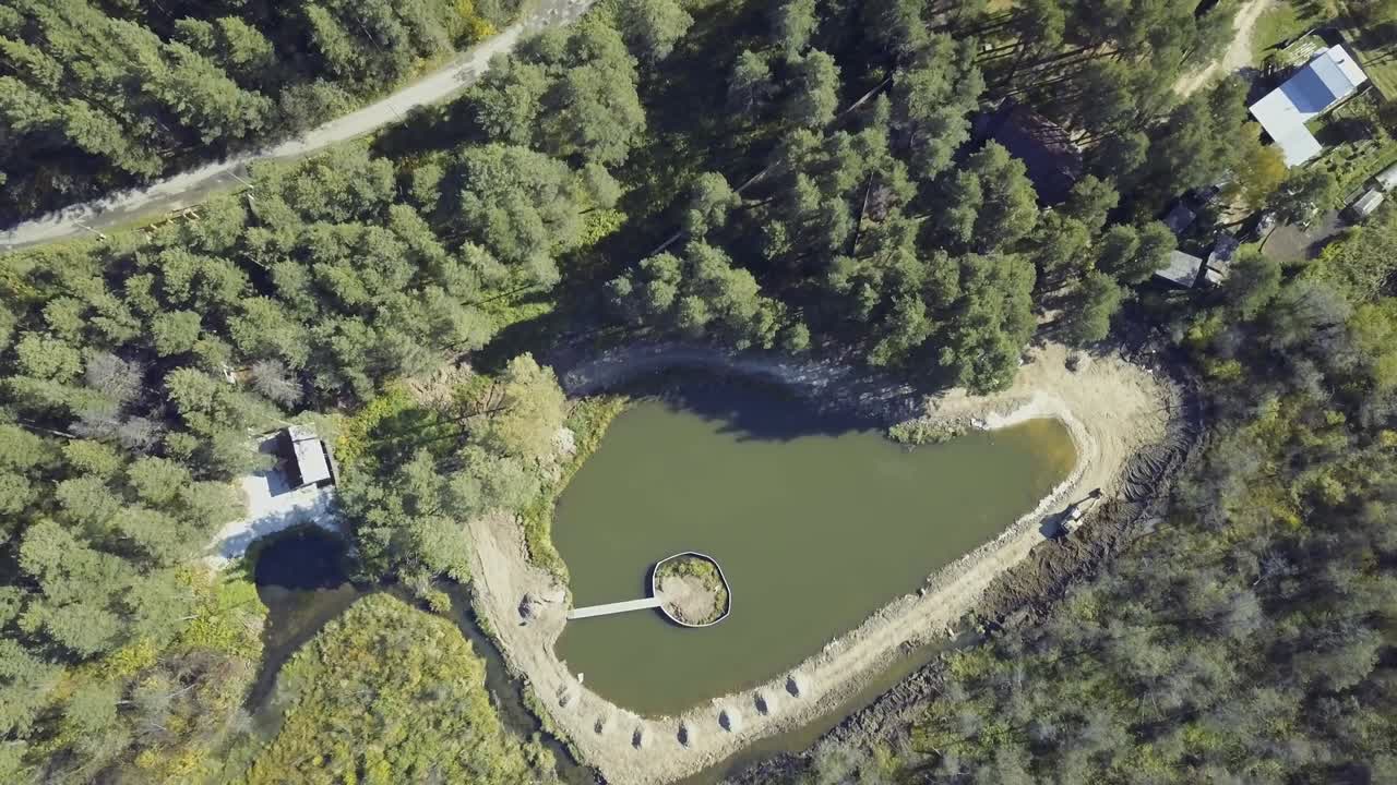 vista aérea del estanque y el bosque circundante