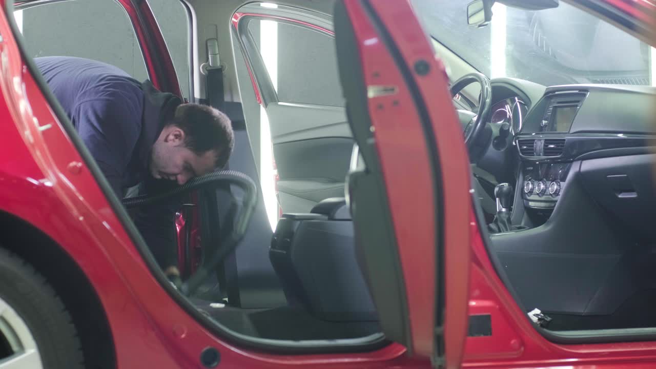 전문적인 자동차 청소. 샤워. 인테리어 세부 사항. 자동차 인테리어를 건조 청소 및 세부 사항; 깊은 좌석 청소; 자동차 세탁에서 거품을 는; 먼지에서 자동차 패널을 청소하는; 진공청소기