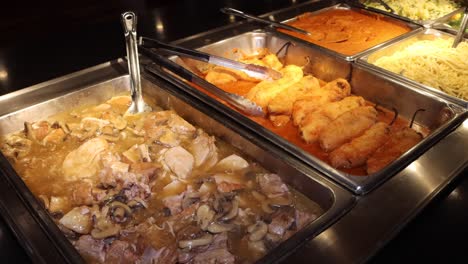 buffet caliente servido con chiles mexicanos rellenos y comida caliente