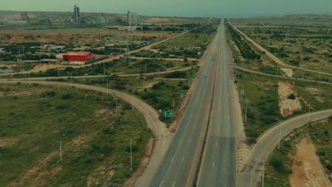 vuelo aéreo sobre la autopista vacía de karachi. muñequita hacia adelante