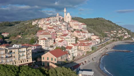 Vista-Aérea-Panorámica-En-Plataforma-Rodante-De-La-Antigua-Ciudad-De-Cervo-En-La-Riviera-Italiana,-Liguaria