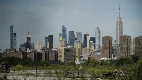 Horizonte-De-La-Ciudad-De-Nueva-York-Con-Un-Terreno-Baldío-De-Brooklyn-En-Primer-Plano.