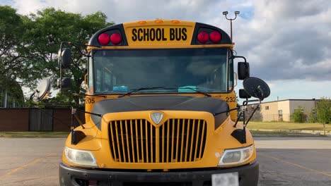 autobús escolar cerca de la parte trasera de la plataforma rodante que revela los espejos delanteros del autobús estacionado en la escuela