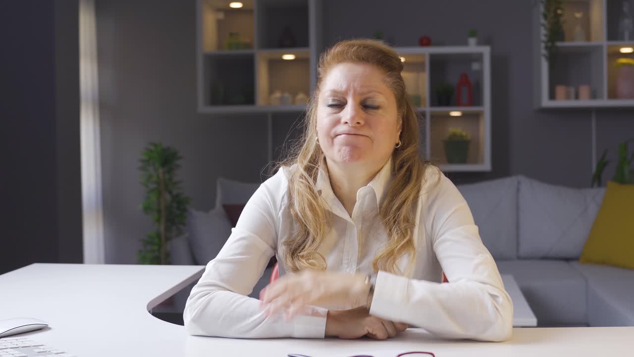 una mujer de negocios madura y reflexiva duda y luego se le ocurre una nueva idea.