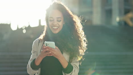 Im-Freien,-Lächeln-Und-Frau-Mit-Einem-Smartphone