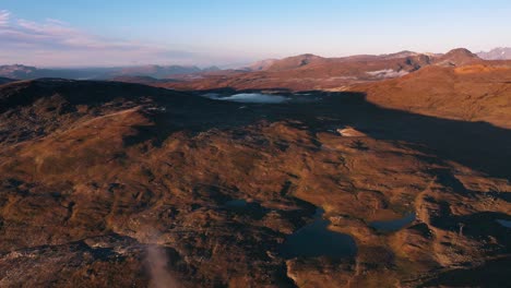 Atemberaubende-Herbstfarben-Im-Arktischen-Norwegen