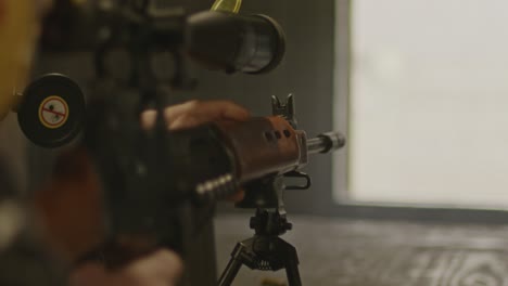 francotirador apuntando con un rifle de combate y disparando en cámara lenta