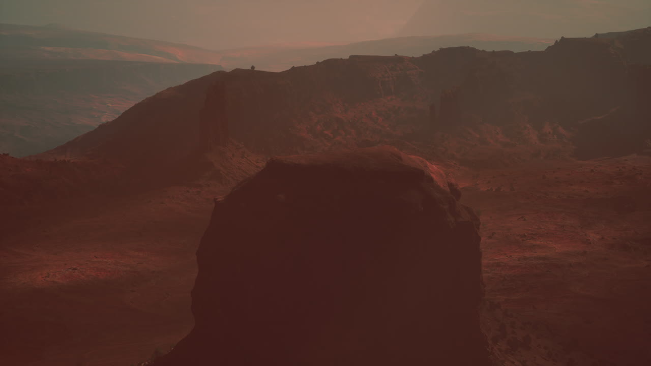 un paisaje desértico rojo con montañas en el fondo