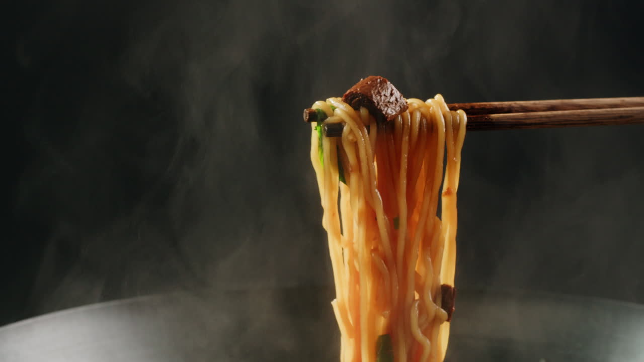 Ramen caldo fumante con manzo