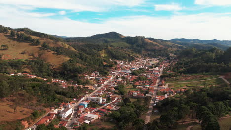 vista del paisaje de la ciudad suburbios vecindario de delfim moreira minas gerais brasil américa del sur campo montañoso vivienda viajes turismo