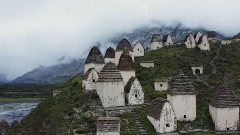 antiguas tumbas svan en las montañas del cáucaso