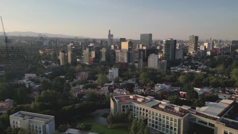 Vistas-Aéreas-De-Edificios-En-La-Avenida-Insurgentes-En-La-Ciudad-De-México,-Capturadas-Desde-Un-Dron