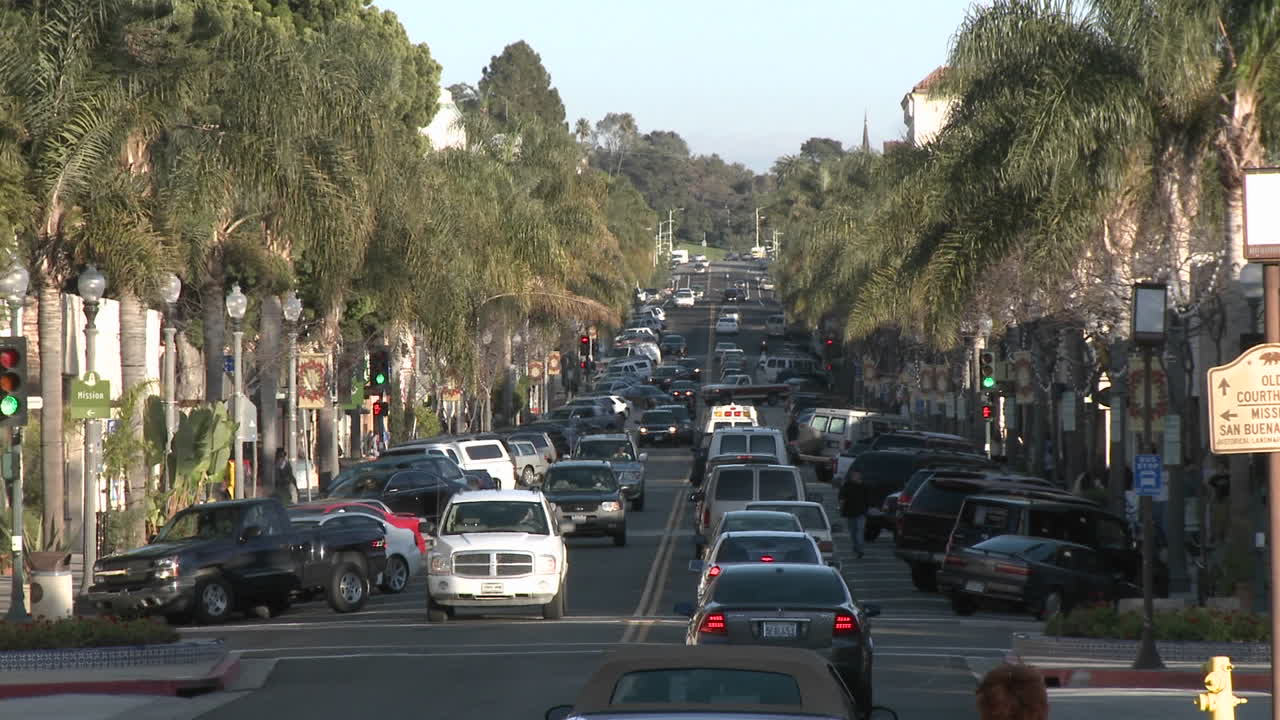 coches circulando por la calle principal en el centro de ventura california