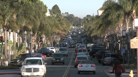 Automóviles-Circulando-En-La-Calle-Principal-Del-Centro-De-Ventura,-California