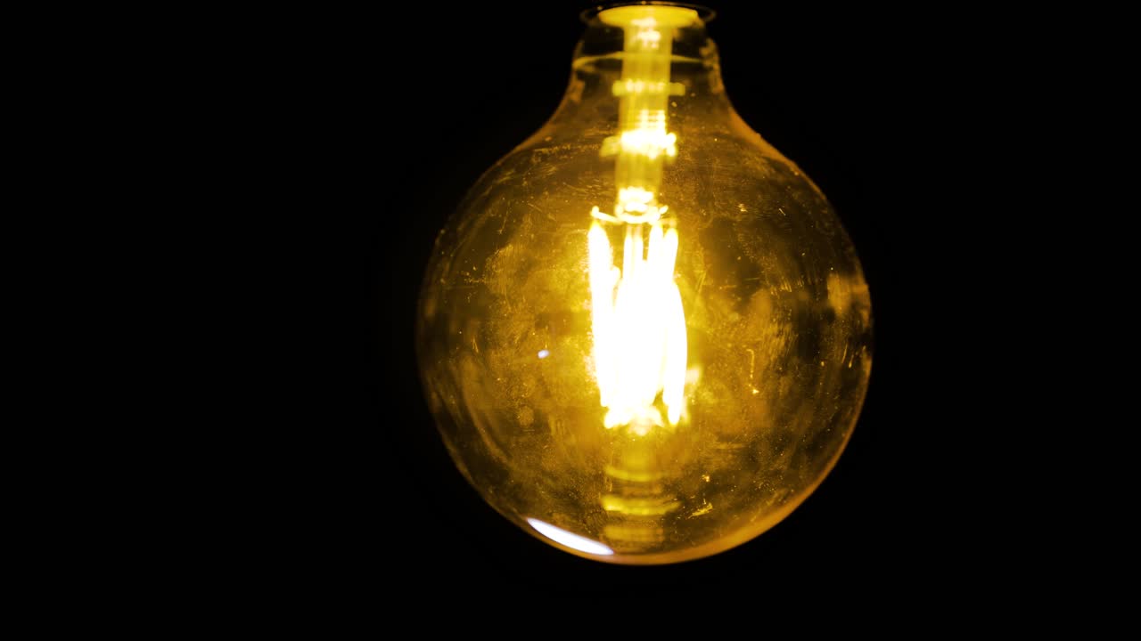 un concepto de gran idea brillante. una bombilla de idea.