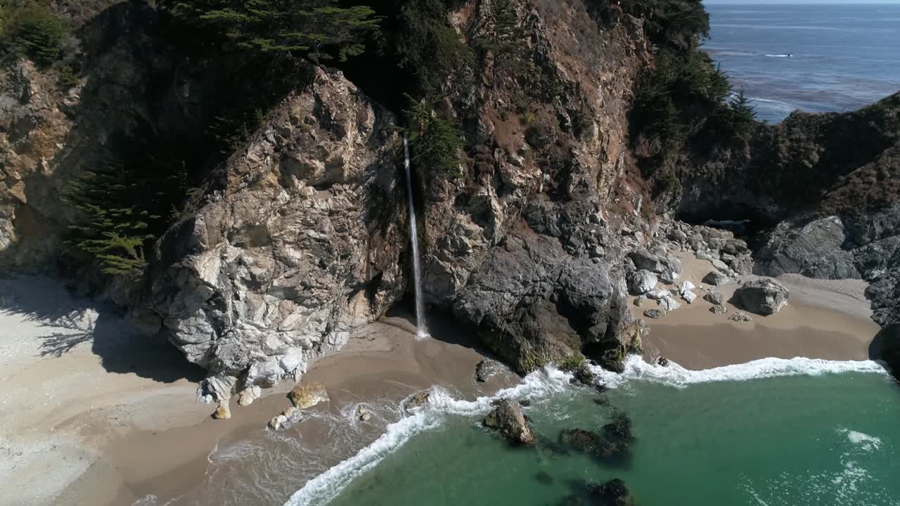vista aérea de la caída de agua mcway falls julia pfeiffer burns park big sur california