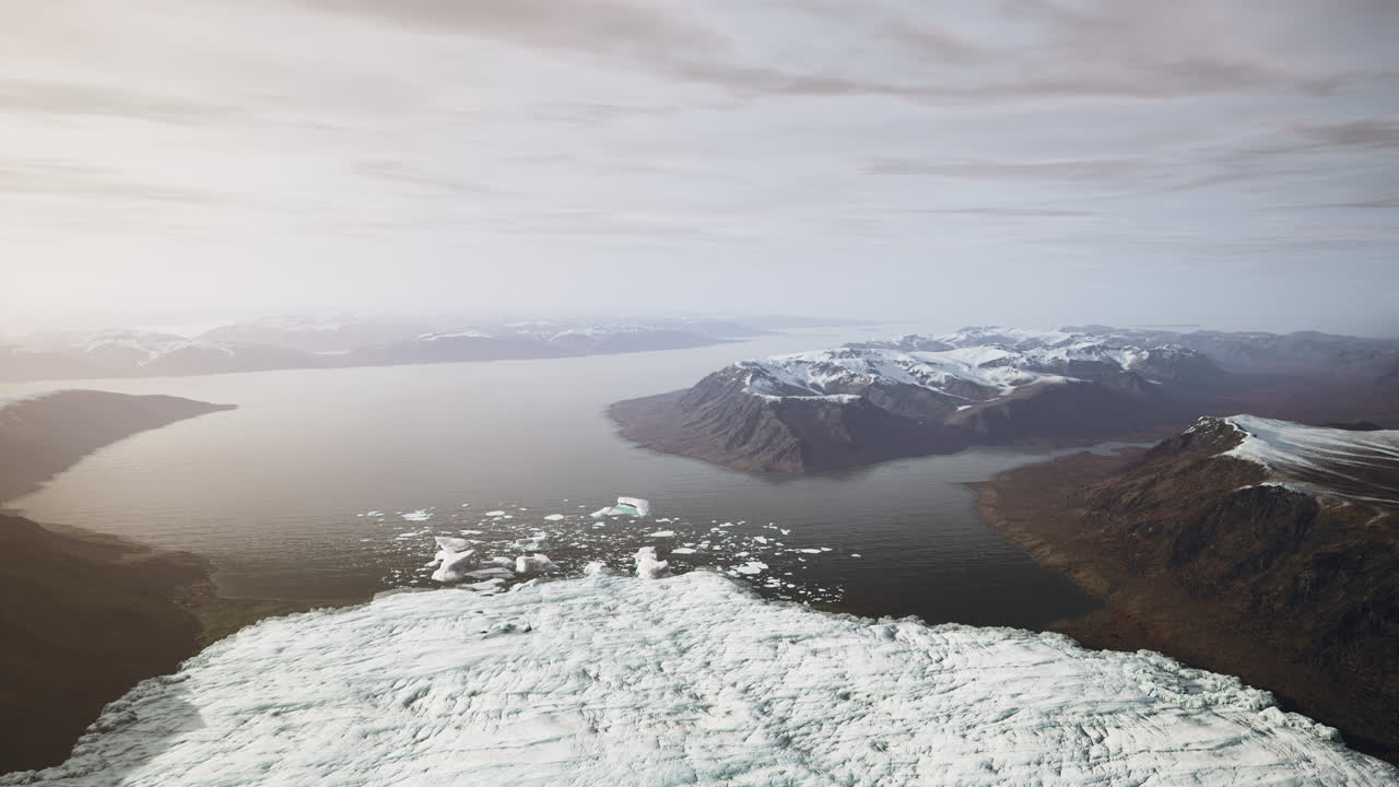 氷河湖に浮かぶ氷山