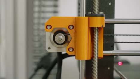 Abgestufte,-Detaillierte-Darstellung-Der-Orangefarbenen-Seitenschienen-Des-3D-Druckers,-Die-Sich-Bewegen-Und-Drehen