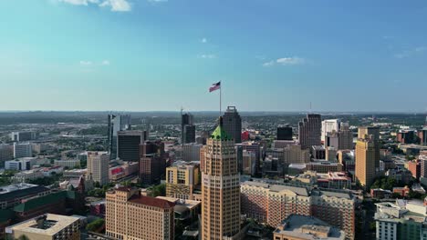 Tower-Life-building,-one-of-San-Antonio’s-most-recognisable-landmarks