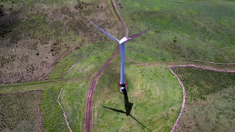 una turbina eólica que genera energía limpia a partir del parque eólico de desarrollo renovable hawi - vista aérea en órbita