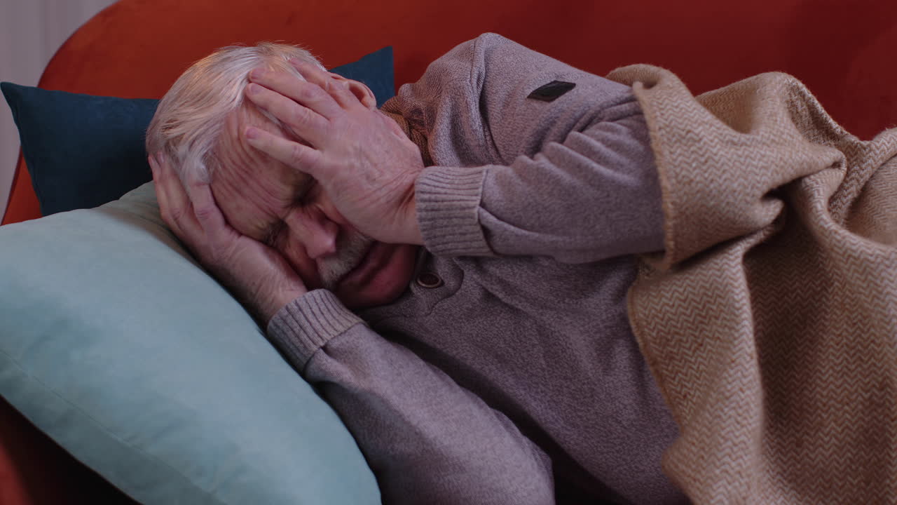 hombre mayor asustado cansado se despierta de una mala pesadilla en el dormitorio en casa, estrés nerviosismo ansiedad