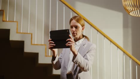 mujer de negocios usando tableta en casa