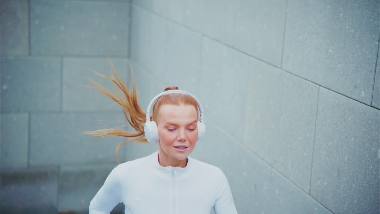 헤드폰을 끼고 달리는 여자