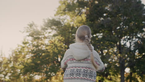 Glückliches-Kind,-Das-Mit-Einem-Welpen-Im-Park-Spielt,-Eine-Schöne-Zeit-Zusammen-Haben