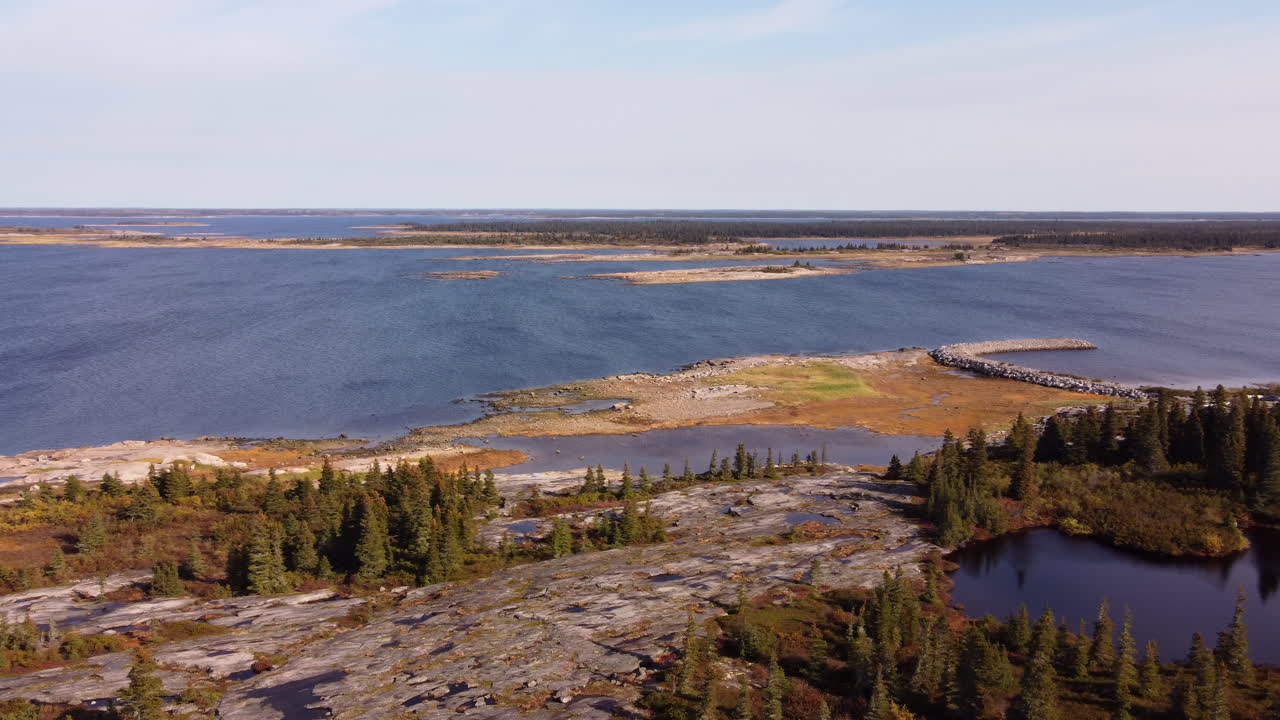vista aérea de la costa de la bahía de hudson en eeyou istchee baie-james quebec, canadá