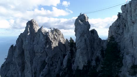 majestuosos picos de las montañas y vistas a la costa