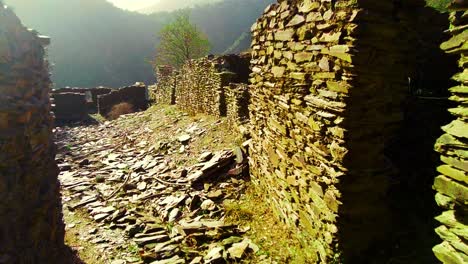 Las-Ruinas-De-Un-Antiguo-Pueblo-En-La-Cima-De-La-Montaña-En-Argelia