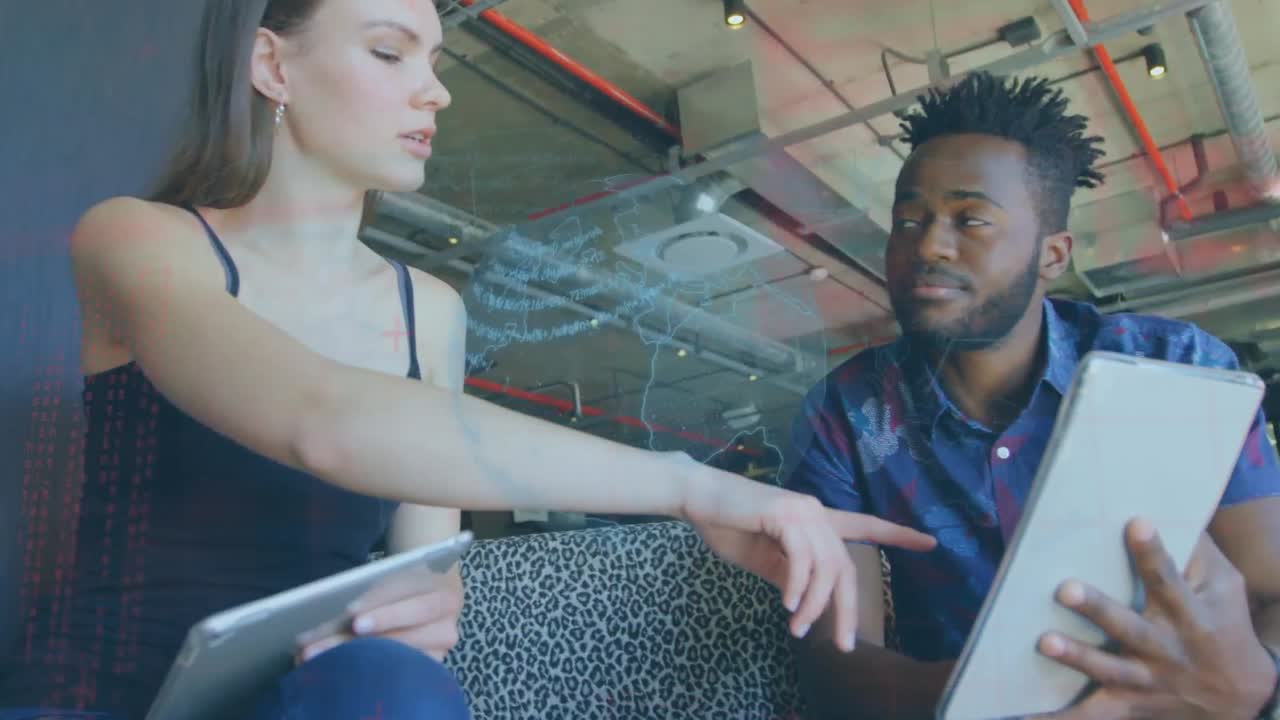 animación del globo y datos sobre diversos compañeros de trabajo en la oficina