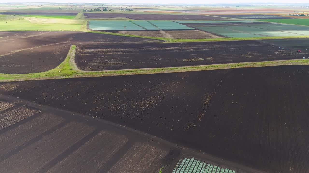 sobrevuelo de drones que muestra extensas tierras de cultivo y cultivos