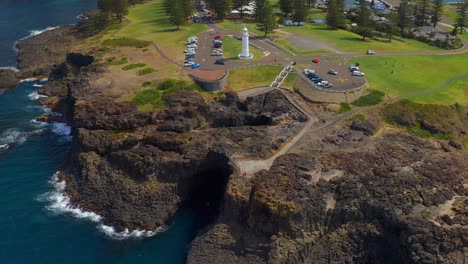 Vista-De-Pájaro-De-La-Luz-Del-Puerto-De-Kiama-En-La-Costa-De-Nueva-Gales-Del-Sur,-Australia