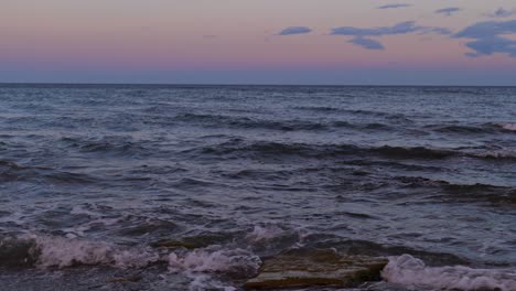 Nahaufnahme-Der-Wellen,-Die-Bei-Sonnenuntergang-Am-Strand-Von-Estepona-In-Spanien-An-Land-Kommen