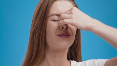 mujer con dolor facial