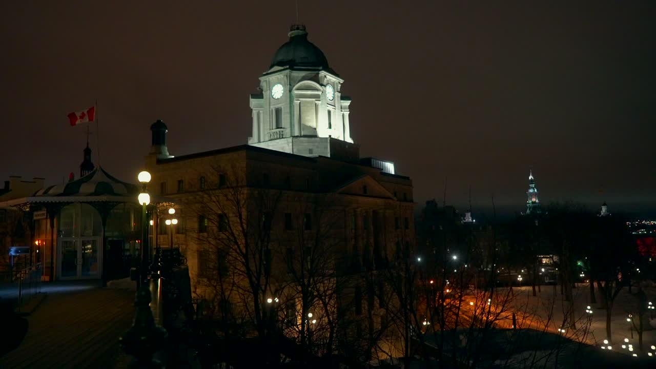 영화 시티 센터 캐나다 추운 겨울 저녁 밤 시간 다운타운 센터 이 룩아웃 포인트 세인트 로렌스 리버 스트리트 교회 평화로운 바닥에 눈 발 바람에 부히는 느린 팬 운동