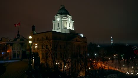 cinemático centro de la ciudad de quebec canada noche fría de invierno tiempo de la noche centro del centro quai punto de observación st lawrence river street iglesia paz nieve en el suelo bandera soplando en el viento pan lento un movimiento