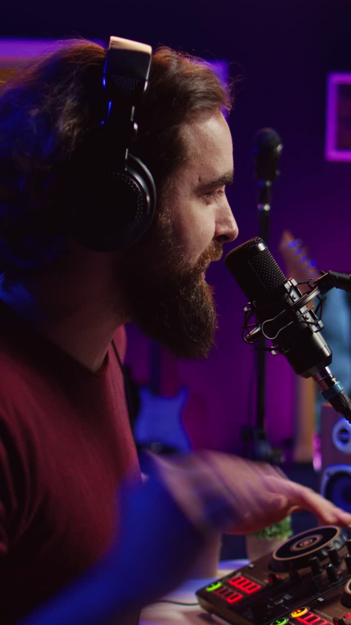 Uomo che registra un podcast in uno studio domestico con microfono e mixer audio
