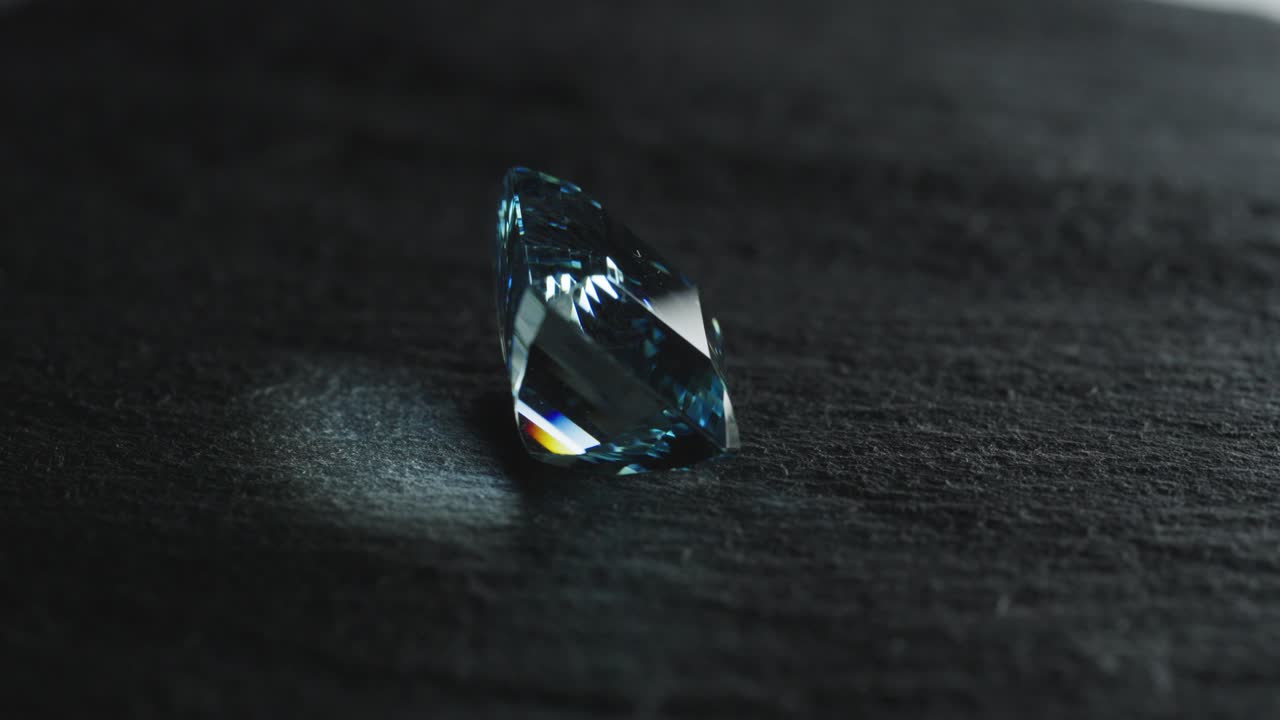 Gema azul pulida gira y centellea