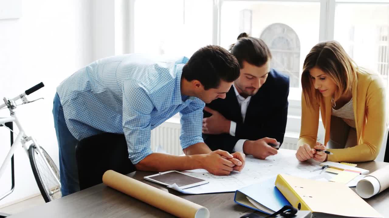 colegas de negocios discutiendo sobre el plan